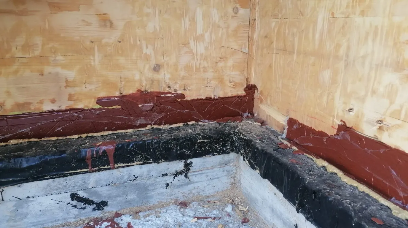 Applicazione di un trattamento protettivo e impermeabilizzante sulla struttura in legno durante il risanamento